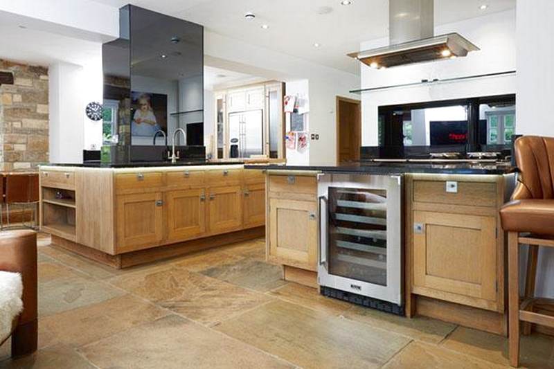 Large Smallbone of Devizes Medium Oak Inframe Shaker Kitchen