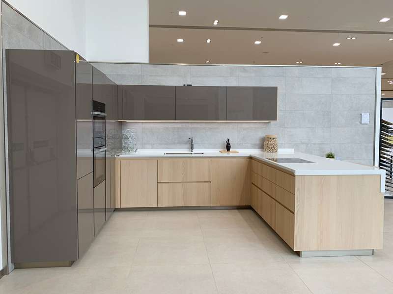 Ex Display Porcelanosa Roble Alba & Ferreo Brillo Kitchen & Peninsular