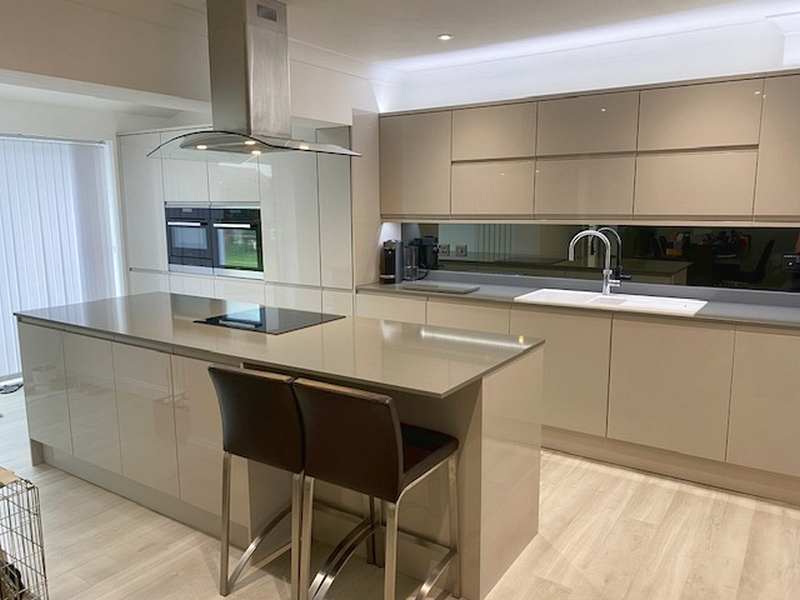 Howdens Gloss Cashmere Handleless Kitchen with Quartz Worktops & Appliances