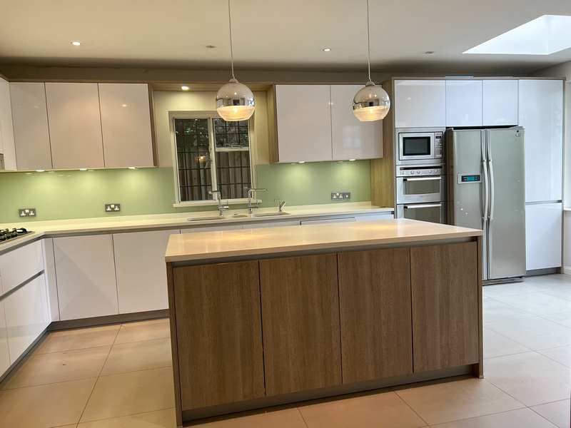 Leicht White Gloss & Wood Grain Trim Brush Chrome Channel Handle Kitchen & Island Neff Quooker Appliances Worktops