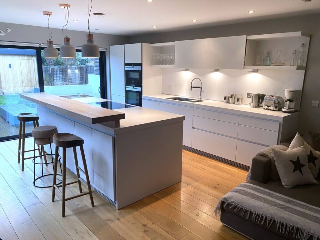 Bulthaup Matt White Handless Kitchen & Island Siemens Neff Appliances White Bulthaup Worktop & Breakfast Bar