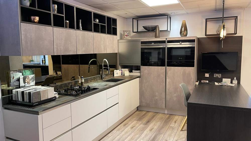 Ex Display Hacker Classic Handleless Laser Soft Taupe & Putty Concrete Pearl Grey Kitchen and Wooden Peninsular – Siemens Miro Appliances – Cosentino Dekton Trillium Worktops