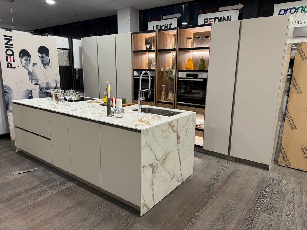 Ex Display Miton Menta Grigio Peitra Cream & Champagne - Natural Walnut Bilam Kitchen & Island - Bosch Appliances