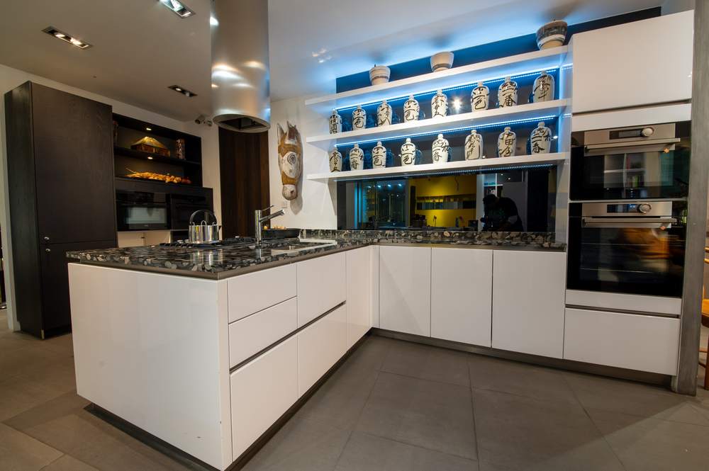 Ex Display Hacker Polar White Black Oak effect Kitchen with Peninsula - Appliances – Marble effect Worktops