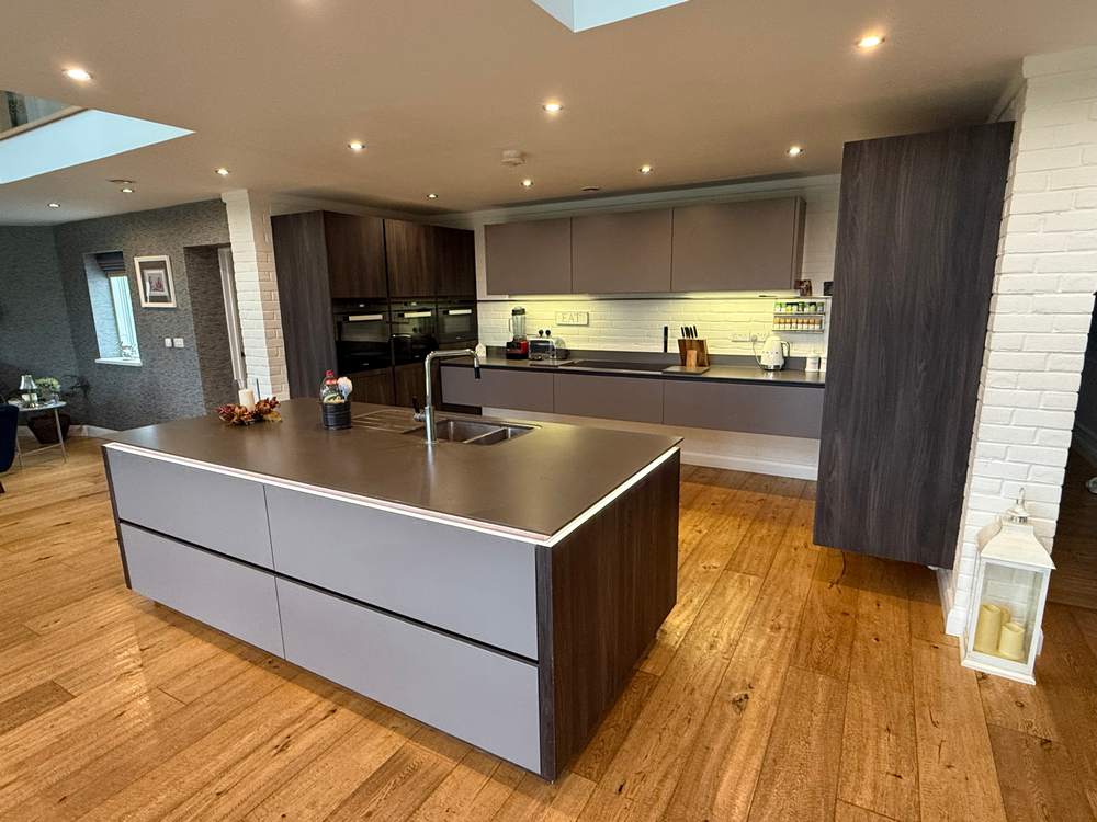 Modern-Alno-Violet-Grey-Kitchen-with-Matching-Island-–-Franke-Sink-Swan-Neck-Tap-–-Graphite-Grey-Silestone-Worktops-3832814