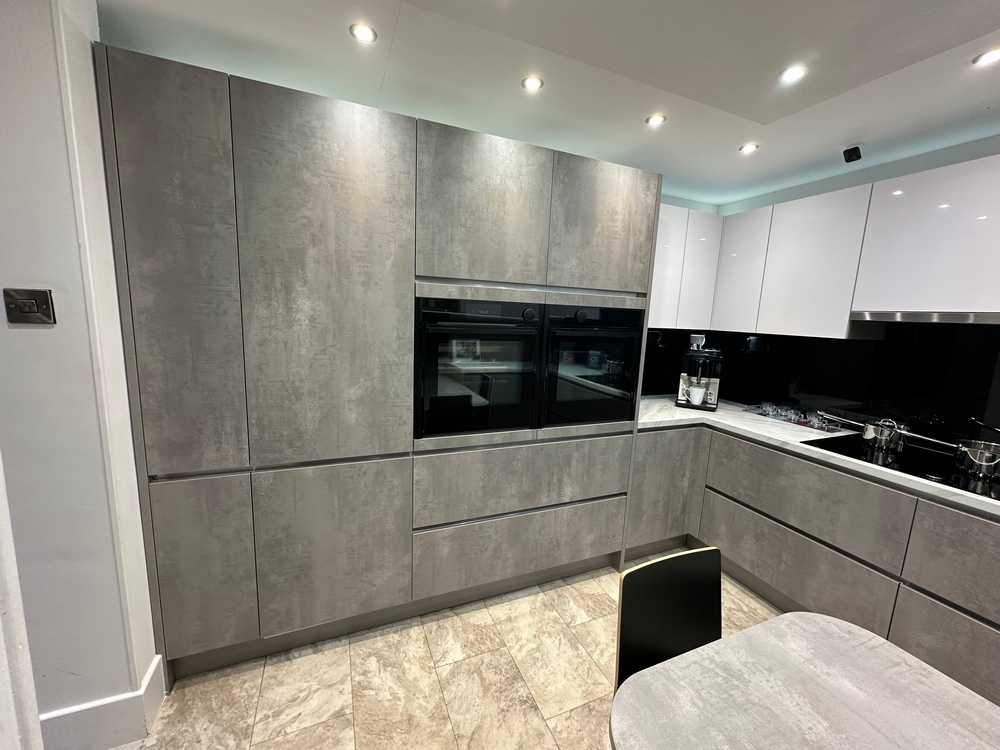 Ex Display Hacker Comet GL & Laser Brilliant GL Putty Concrete Pearl Grey & Polar White Kitchen with Peninsula – Siemens Appliance – Carrara White Laminate Worktop