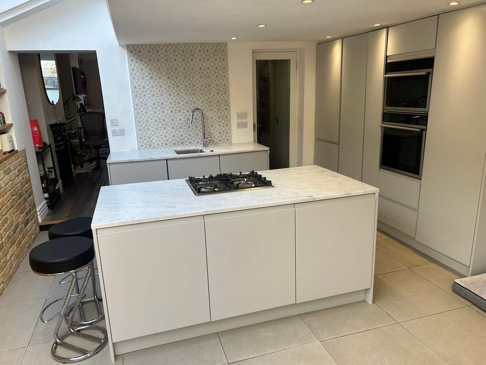 Modern Stone Grey J Handled Kitchen with Island – Hotpoint Neff CDA Appliances – Quartz Worktops